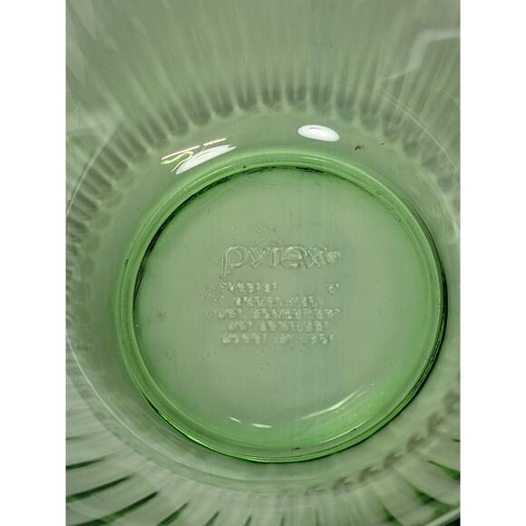 Vintage Pyrex Ribbed Bowl Glass Green 6 Cup 7402-S - Picture 3 of 4